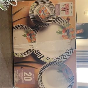 A 20 piece China dinner set. Great condition!!!